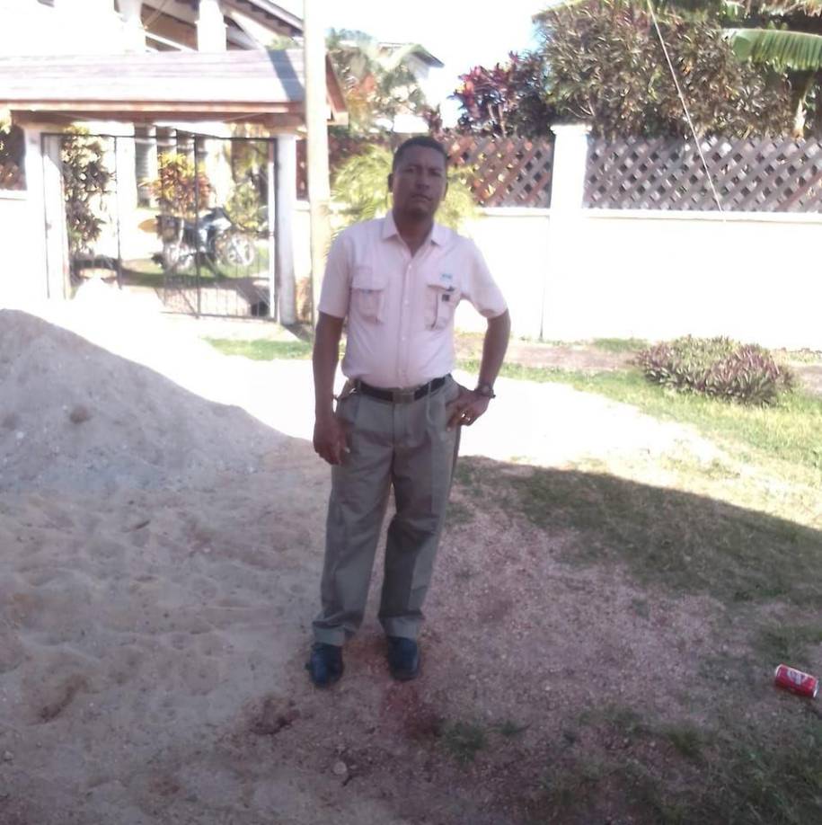 El Cuerpo de Bomberos informó que atendieron el accidente aéreo a las 12:00 del mediodía cuando la aeronave piloteada por Keny Edgardo Ulloa aterrizó en el lugar.