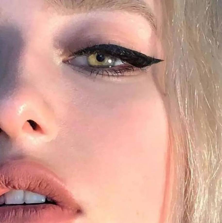  Según The Sun, Piqué tiene una relación sentimental de varios meses con la joven española Clara Chia Marti.