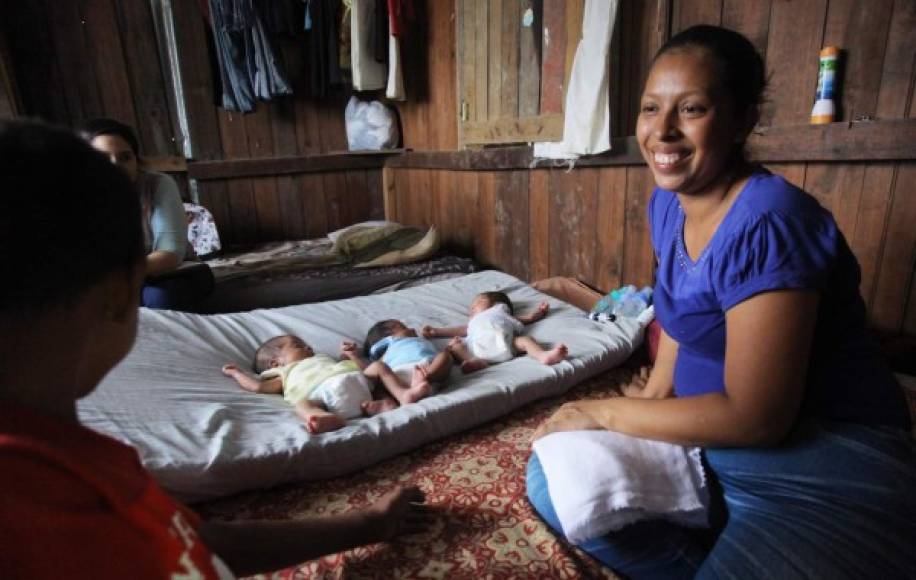 María Carmen Mendoza (29), operaria de maquila, dio a luz a trillizos y ahora tiene ocho hijos.