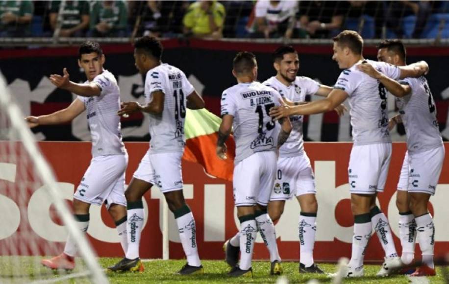 La celebración de los jugadores del Santos tras uno de los goles de Javier Correa.