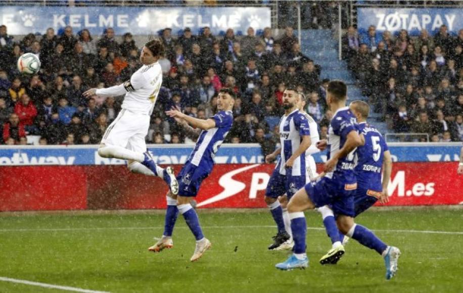 Sergio Ramos se levantó más que todos y con este cabezazo puso a ganar al Real Madrid en Vitoria.