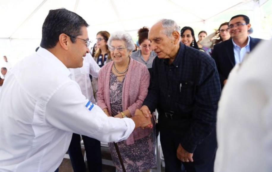 El presidente de Honduras, Juan Orlando Hernández, saluda a los empresarios Martha Larach de Canahuati y Emilio Larach.
