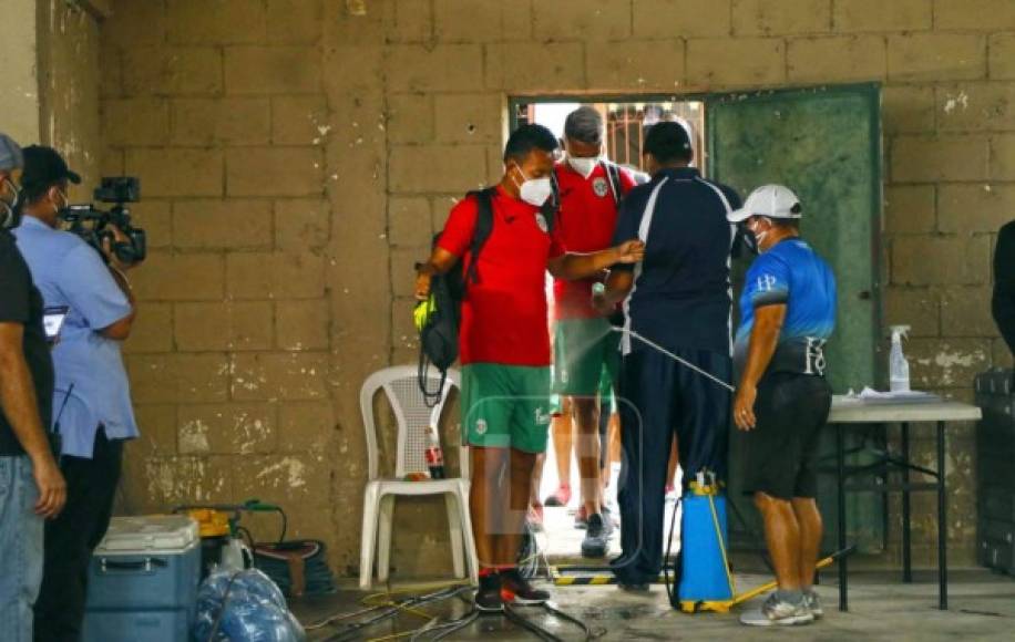 En la entrada del portón del estadio Humberto Micheletti, los jugadores del Marathón fueron rociados con desinfectante.