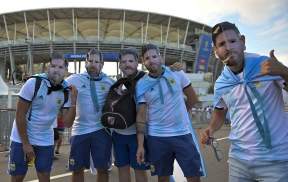 Aficionados argentinos con máscaras de Messi.
