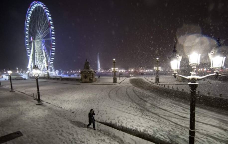 La Plaza de la Concordia, usualmente abarrotada de turistas, se miraba vacía tras la intensa nevada.
