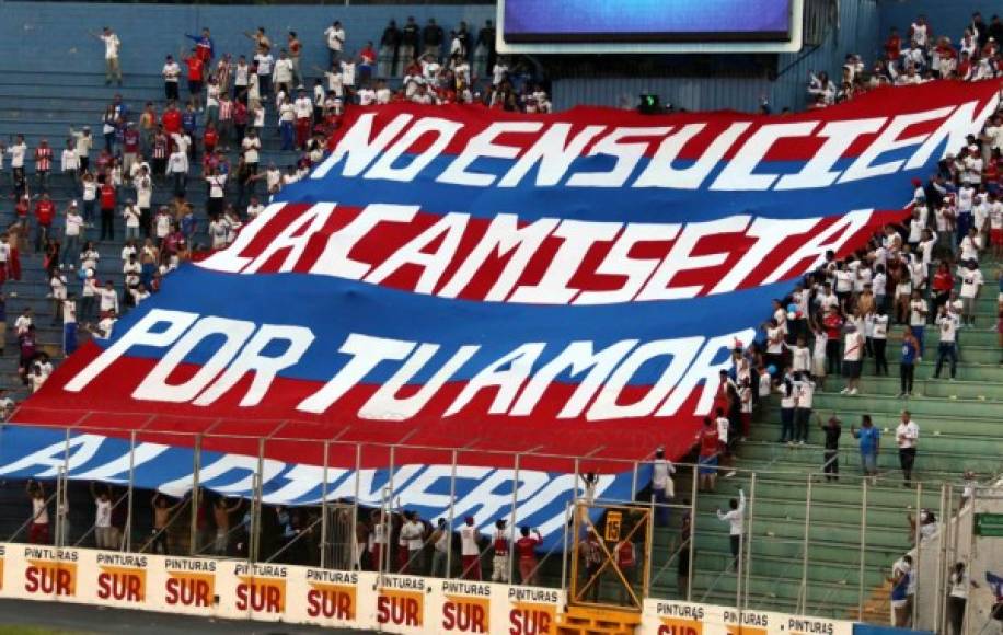 'No ensucien la camiseta por tu amor al dinero', una pancarta de los aficionados del Olimpia en protesta contra los jugadores merengues.