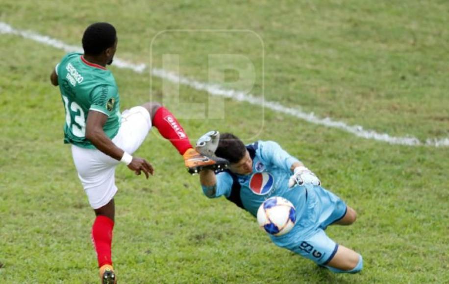 El portero argentino bloqueó el balón al delantero hondureño.