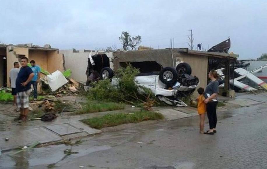 Las imágenes en Ciudad Acuña mostraban vehículos que la fuerza del viento impulsó hasta techos de casas, que lucían con muros derribados y muchas con vidrios y puertas rotas.