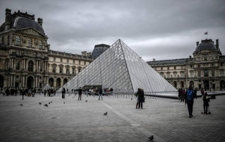 El museo del Louvre de París, el más visitado del mundo, no abrió sus puertas este domingo en toda la jornada tras mantenerse 'conversaciones' del personal sobre la epidemia del nuevo coronavirus. <br/>Sin precisar si reabrirá el lunes, la dirección comunicó: 'El museo del Louvre no puede abrir este domingo 1 de marzo'.<br/>El Louvre recibió 9,6 millones de visitantes en 2019.