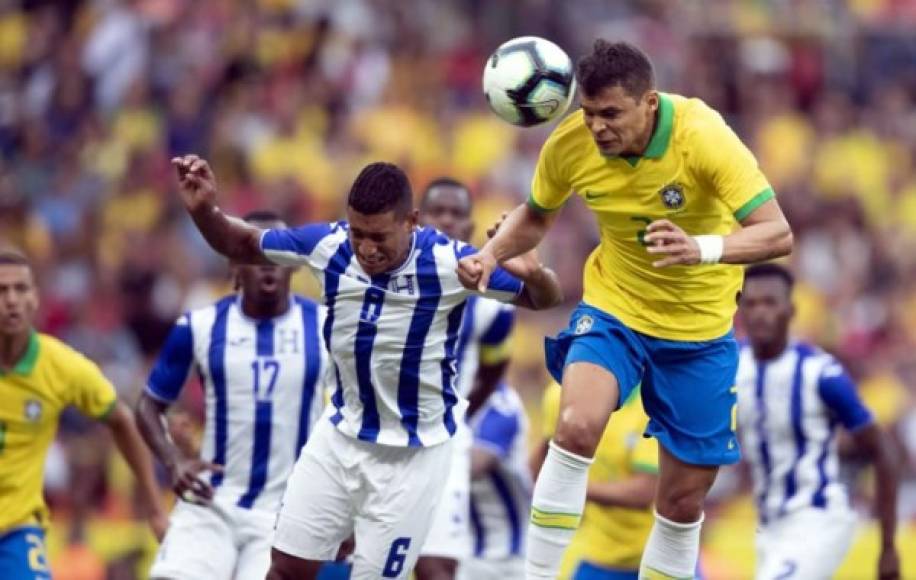 Thiago Silva le ganó en el salto a Bryan Acosta para marcar de cabeza el 2-0 de Brasil sobre Honduras.
