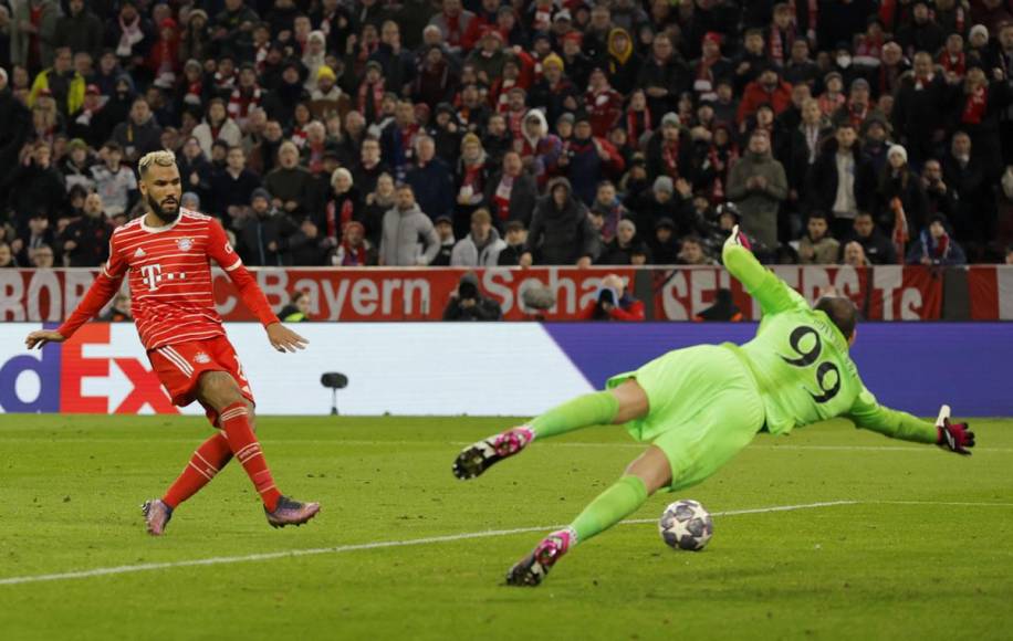Eric Maxim Choupo-Moting marcando ante Gianluigi Donnarumma el primer gol del partido para el Bayern Múnich.