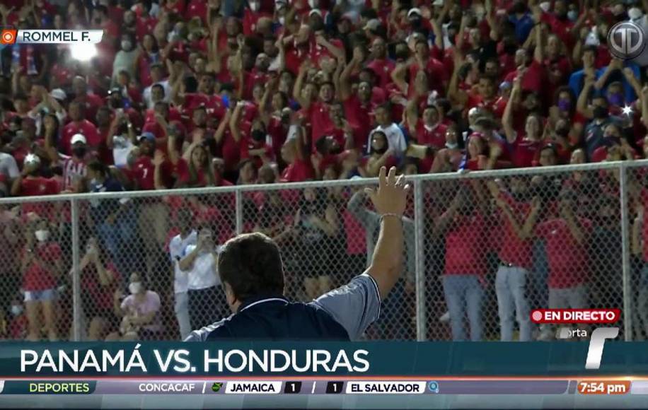 El entrenador colombiano respondió y levantó la mana en señal de agradecimiento por la calurosa bienvenida.