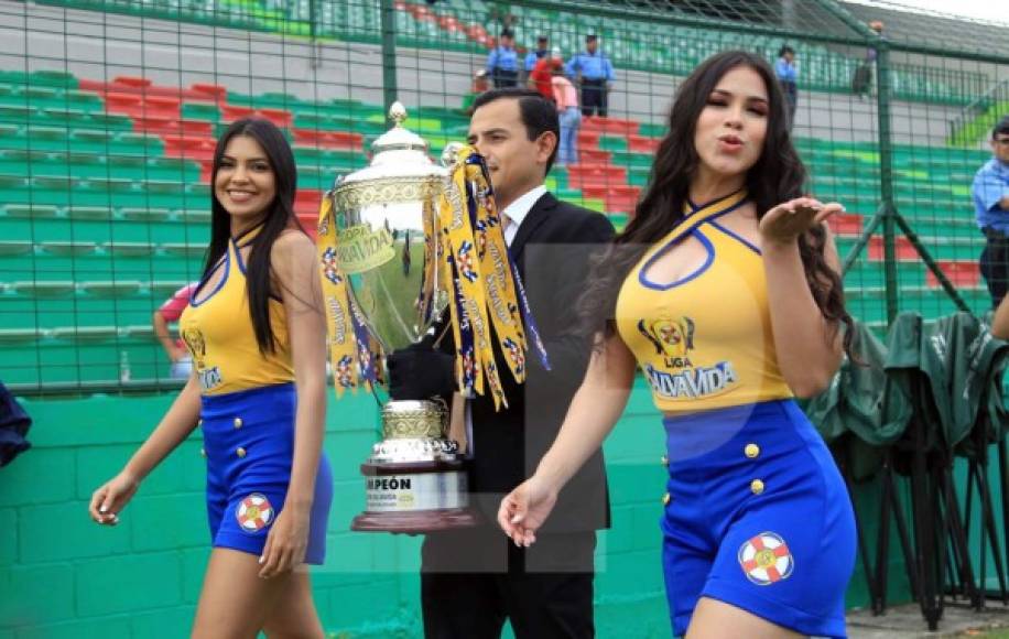 La Copa que ganará el campeón del Torneo Apertura 2019 llegó al estadio Yankel Rosenthal bien acompañada de dos bellas modelos.