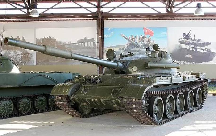 Los viejos tanques T-54 y T-55, fabricados por la Unión Soviética a finales de la década de 1940, están siendo ‘modernizados’ a toda marcha en una fábrica abierta las 24 horas en Siberia.