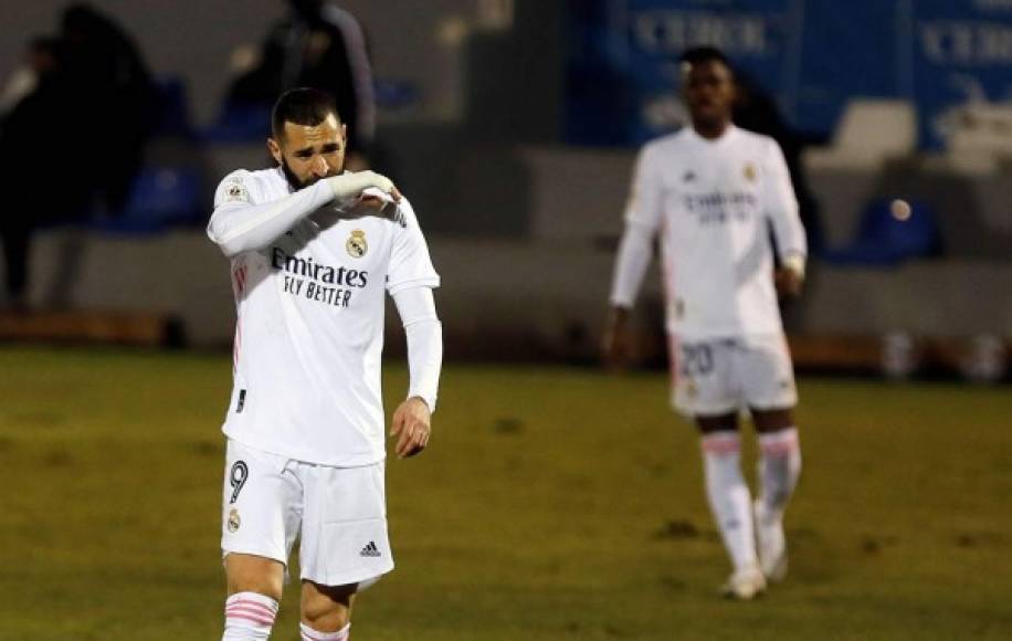 La cara de amargura que tenía Karim Benzema tras los goles del Alcoyano.