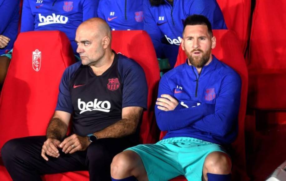 Lionel Messi empezó el partido en el banco de suplentes.