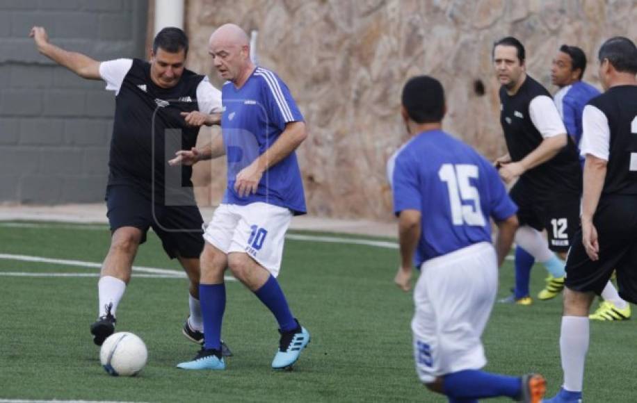Luego del evento, Gianni Infantino y personalidades del fútbol hondureño tuvieron un rato ameno al jugar un partido. En la foto Jorge Salomón, presidente de la Fifa, intenta quitarle el balón al italo-suizo.