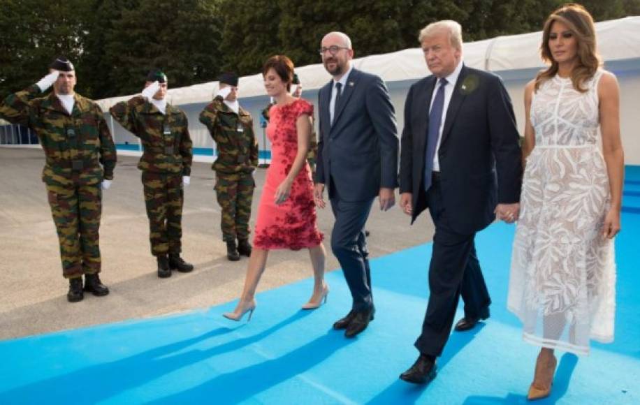 Trump llegó de la mano de su esposa, a una cena de trabajo con los miembros de la OTAN en el Parc du Cinquantenaire de Jubelpark Park.