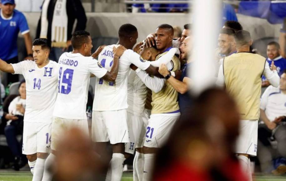 Los jugadores de la Selección de Honduras celebrando el golazo de Jorge Álvarez.