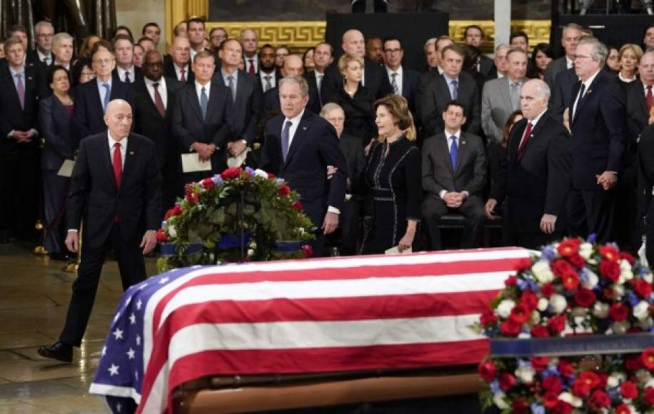 Bush será honrado con cuatro días de servicios y tributos en Washington y en Texas, donde será enterrado el jueves. El punto culminante de las conmemoraciones será el miércoles, cuando se realizará un funeral de Estado en la Catedral Nacional de Washington, el primero para un presidente desde la muerte de Gerald Ford en 2006.