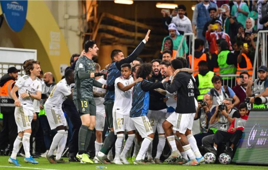 La celebración de los jugadores del Real Madrid tras ganarle al Atlético en penales.