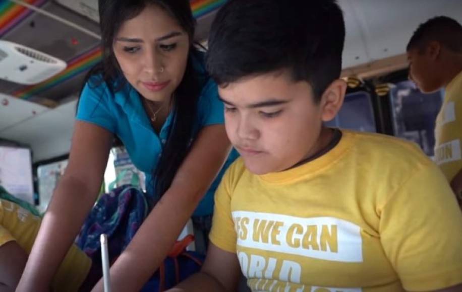 Un grupo de voluntarios de un programa llamado Yes We Can World Foundation transforman la vida de niños migrantes, provenientes de Honduras, El Salvador, Guatemala y México, que se encuentran en México en espera asilo.