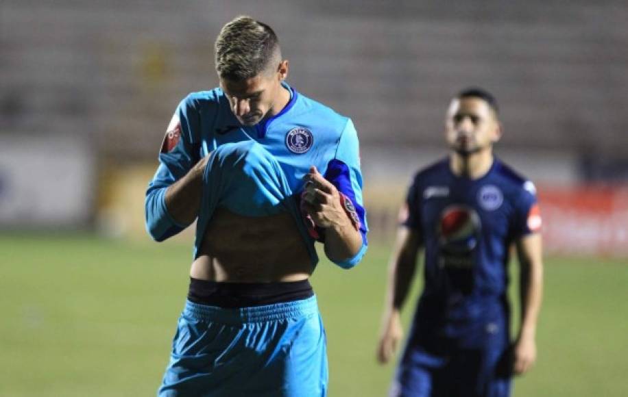 El portero argentino Jonathan Rougier, cabizbajo por la derrota del Motagua contra el Platense.