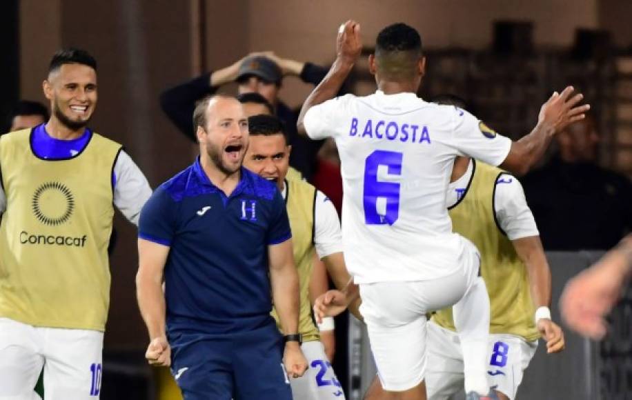 La eufórica celebración de cuerpo técnico y jugadores tras el gol de Bryan Acosta.