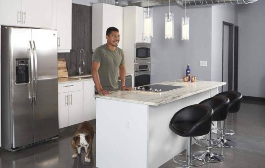 Este es el área de cocina del condominio de Roger Espinoza. FOTO Homes & Style.