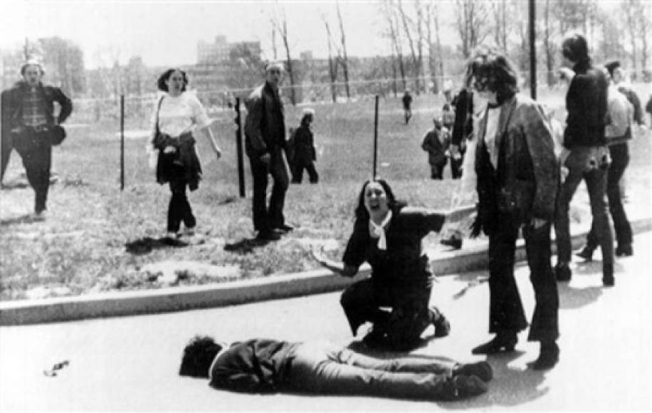 Ganadora de un Pulitzer, esta imagen muestra a Mary Ann Vecchio arrodillada ante el cuerpo del estudiante Jeffrey Miller en la Universidad Estatal de Kent, el 4 de mayo de 1970. La Guardia Nacional disparó contra una multitud de manifestantes, matando a cuatro e hiriendo nueve. La imagen fue tomada por John Filo.