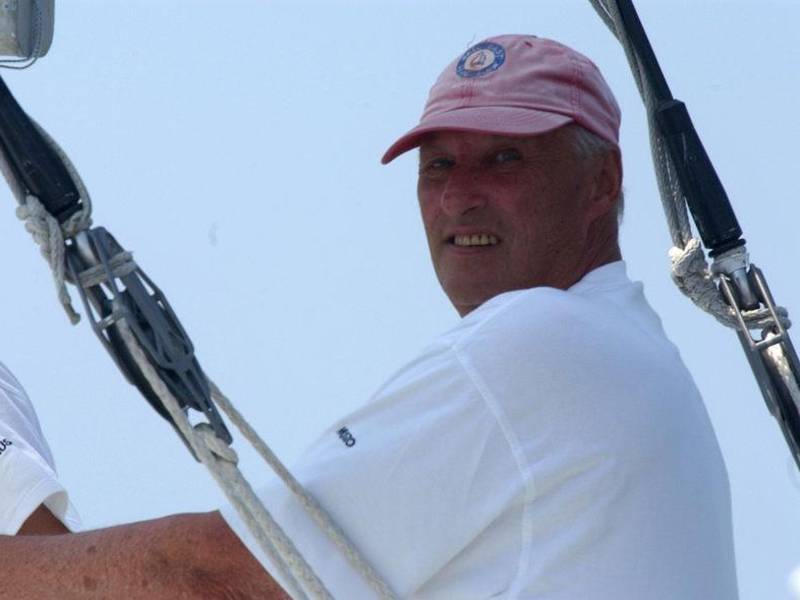 Fotografía de archivo del 29 de julio de 2003, en la que puede verse al rey Harald de Noruega a bordo del velero 'Fram XV' en la Copa del Rey de vela, en Palma de Mallorca (Baleares).