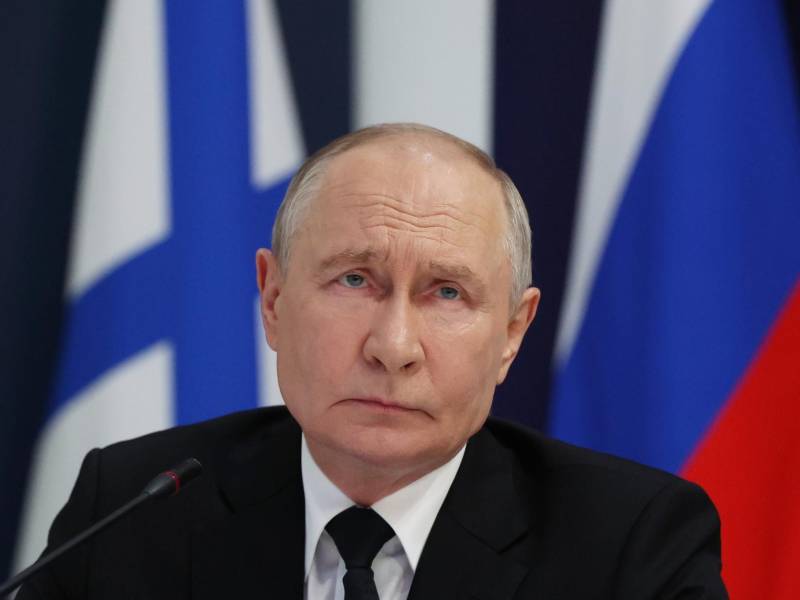El presidente ruso, Vladímir Putin, durante un encuentro con comandantes militares por el Día de la Armada en San Petersburgo. EFE/EPA