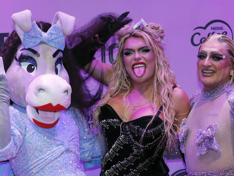 Las influencers mexicanas Burrita, Wendy Guevara y Turbulense posan a su llegada a la alfombra roja de los TikTok Awards 2024: 'Celebrando Sueños', en la Ciudad de México (México).