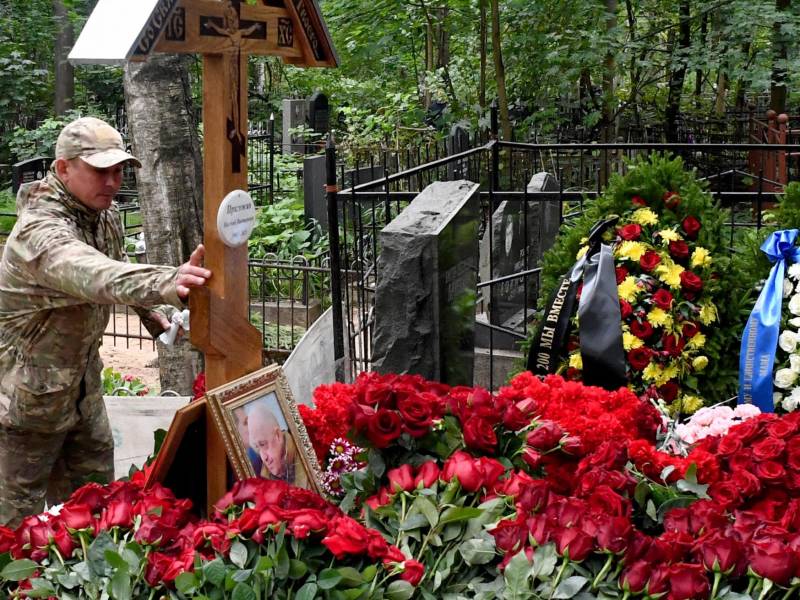 Simipatizantes de Prigozhin visitan su tumba en San Petersburgo tras el entierro privado del líder de Wagner.