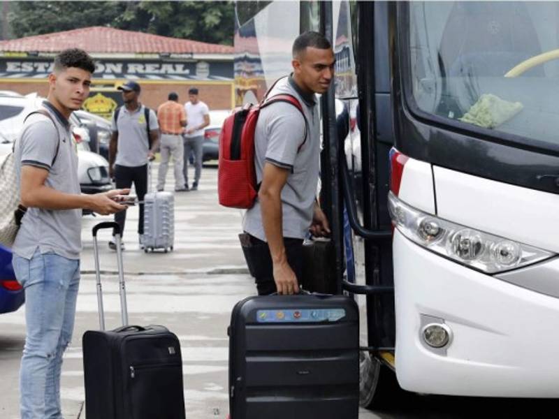 Jhow Benavídez y Devron García subiendo al bus que los trasladó al aeropuerto de San Pedro Sula. Foto Neptalí Romero