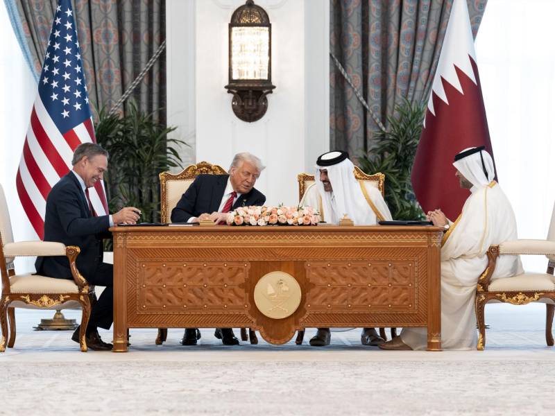 El Presidente Trump y el emir de Qatar con ejecutivos de Boeing (izq.) y Qatar Airways (der.), a principios de este mes. (DOUG MILLS/THE New York Times)