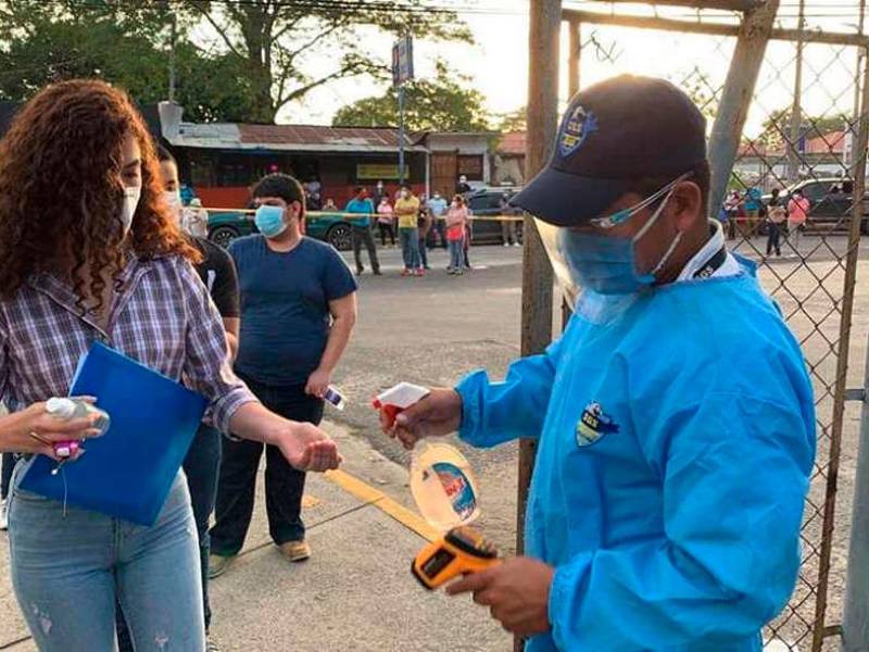 Aspirante de Unah-vs recibe gel de mano.