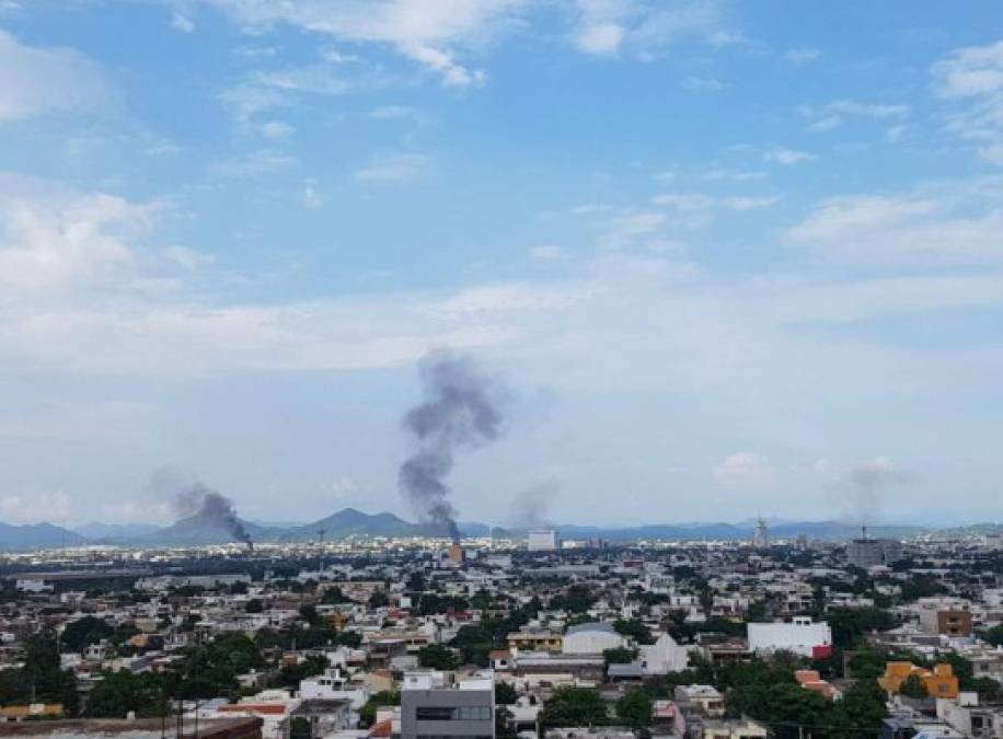 Panorámica de la ciudad de Culiacán. Columnas de humo se observan en distintas partes. Carros y camiones fueron incendiados.