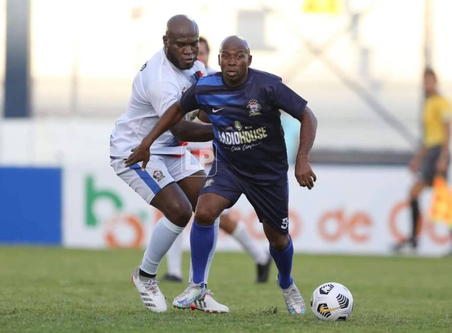 ¡Qué duelo! El exdelantero de Motagua, Saúl Martínez, superando la marca del exdefensa de Olimpia, Samuel Caballero.