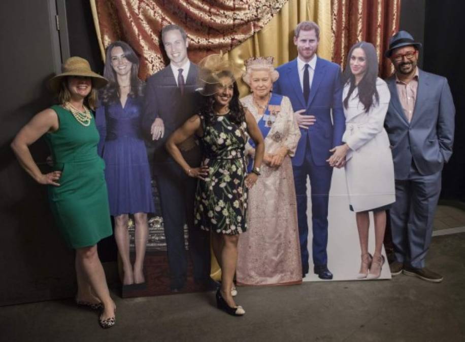La boda de Harry y Meghan no solo se vive en Reino Unido, es una fiebre mundial.<br/>En Washington hay lugares con figuras de tamaño real de toda algunos famosos de la realeza para que puedas tomarte una foto con ellos.<br/>