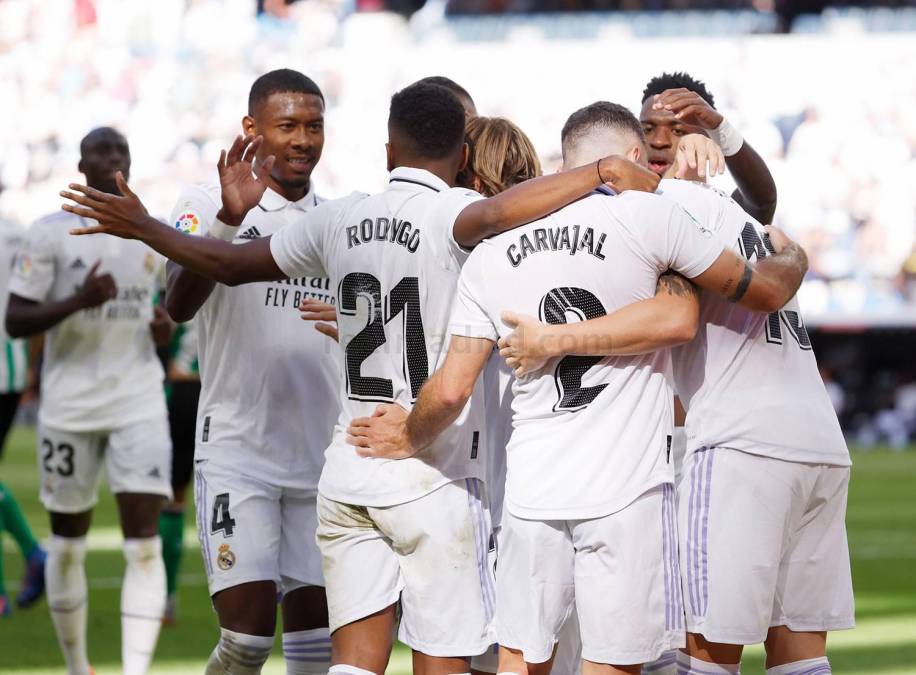 Los jugadores del Real Madrid celebrando el gol de Rodrygo.