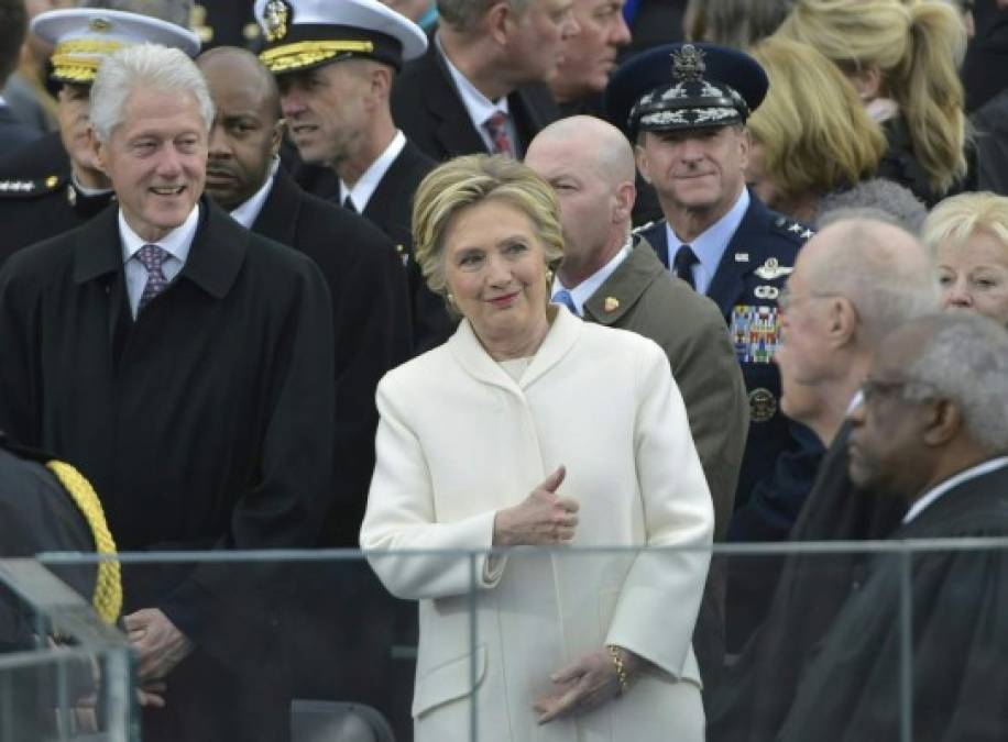 Hillary Clinton llegó a la que pudo haber sido su toma de posesión acompañada de su esposo, el expresidente Bill Clinton.