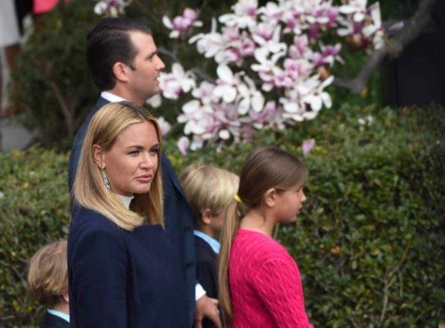 Donald Trump Jr., hijo mayor del mandatario estadounidense, acudió a la celebración con su todavía esposa, Vanessa, luego de que esta pidiera el divorcio hace un par de semanas.