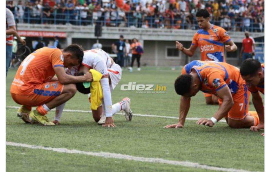 Mario Figueroa de Diario Diez: “Hoy el Vida consumó su primer descenso a segunda división. Los errores administrativos propios fueron claves en su adiós de la Liga Nacional”. 
