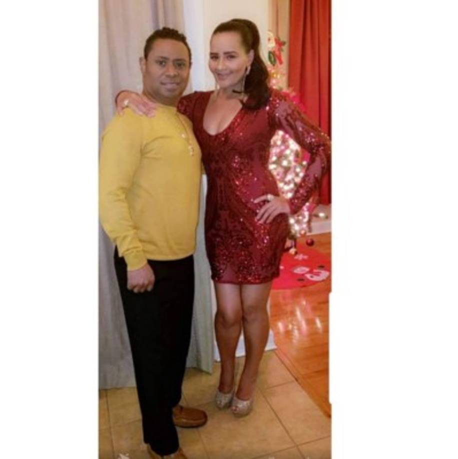 Dio sus primeros pasos en la industria musical al formar el grupo 'La Roca', luego se unió a Grupo MELAO Internacional. Esto mientras participaba en concursos musicales de televisión a través de los que comenzó a darse a conocer.<br/><br/>Su carrera artística se inició a los 15 años cuando se une a la orquesta de Tomás Barrera 'La Proclama', donde desarrollo sus habilidades como cantante. Posteriormente trabajaría con otros artistas de renombre en el ámbito musical en Rep. Dominicana como Juancho Viloria, Cheché Abreu y Aramis Camilo.