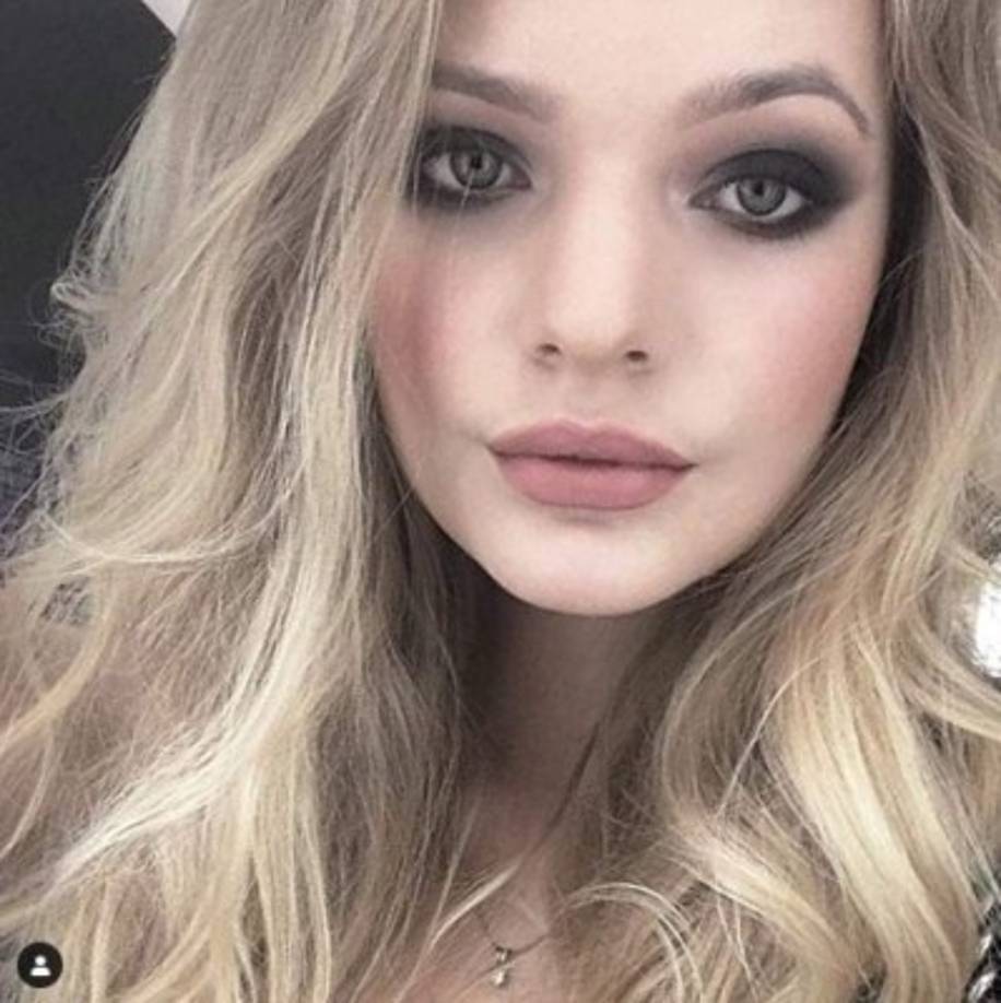 Elizaveta Peskova se formó en el École des Roches de París.