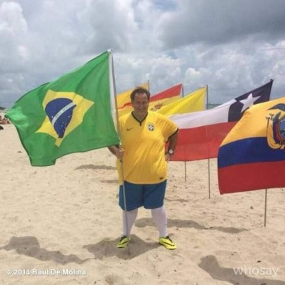 Raúl de Molina ha confesado que en 1998 pesaba unas 375 libras, pero después de que le diagnosticaron el tumor, comenzó con su régimen alimenticio más sano. En la gráfica, en una playa de Brasil durante el mundial 2014.