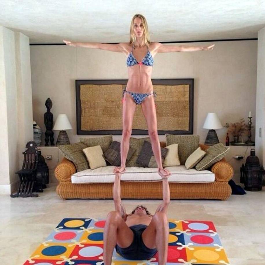 Al ex defensor español se la ha visto practicar deportes acuáticos, teqball, boxeo, e incluso yoga junto a su esposa.