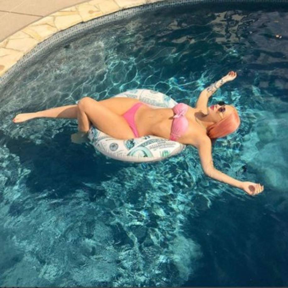 La cantante australiana declaró para medios internacionales sobre los rumores de implantes, 'no son mis senos reales, pero es mi verdadero trasero'.