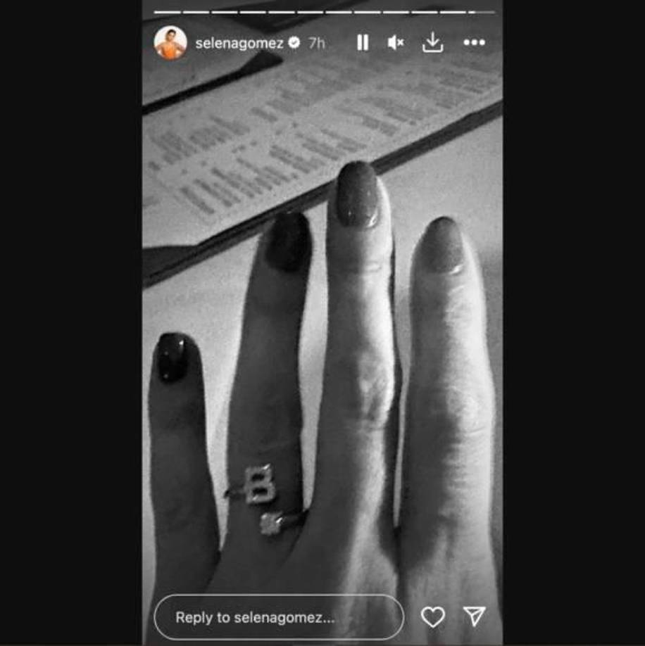 Ese mismo día, la cantante compartió en sus historias de Instagram el anillo con la inicial de Benny, como un símbolo de amor entre ellos. “Él me ha tratado mejor que cualquier ser humano en este planeta”, respondió Selena Gómez en Instagram cuando un usuario comentó que su novio era un hombre poco atractivo para ella.